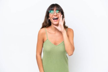 Beyaz arka planda izole edilmiş genç beyaz kadın ağzı açık bağırıyor.