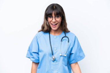 Beyaz arka planda yüzü sürpriz bir ifadeyle izole edilmiş beyaz bir beyaz hemşire kadın.