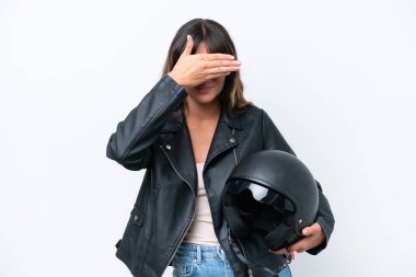 Motosiklet kasklı, beyaz arka planda gözü kapalı, beyaz saçlı genç bir kadın. Bir şey görmek istemiyorum.