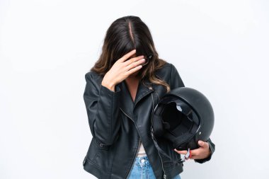 Motosiklet kasklı, beyaz arka planda, yorgun ve hasta bir ifadeyle izole edilmiş genç beyaz bir kadın.