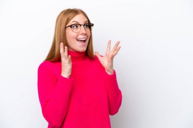 Genç kızıl saçlı kadın, beyaz arka planda izole edilmiş ve yüzünde sürpriz bir ifade var.