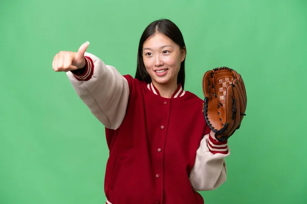 若いですアジアの女性とともに野球手袋上の隔離された背景与えます親指アップジェスチャー — ストック写真
