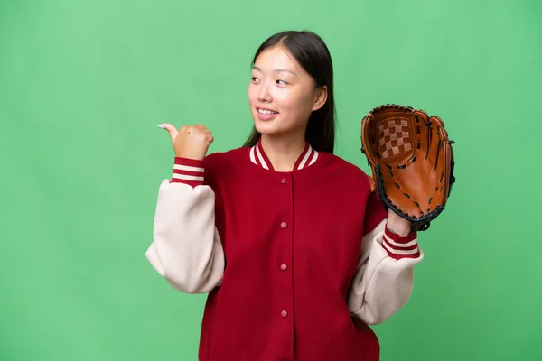 プロダクトを提示するために側面を指して隔離された背景に野球手袋を持つ若いアジアの女性 — ストック写真