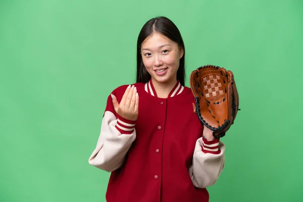 孤立した背景の上に野球手袋を持つ若いアジアの女性が手で来るように誘う 来てくれて嬉しい — ストック写真