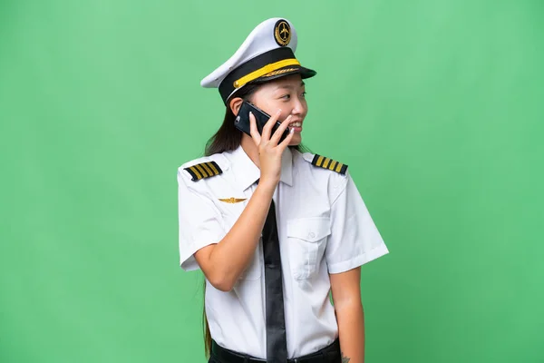 Airplane Pilot Asian Woman Isolated Background Keeping Conversation Mobile Phone — 스톡 사진