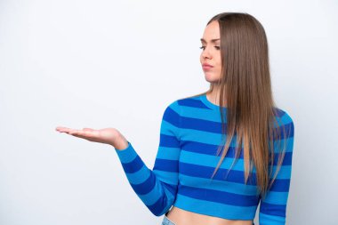 Beyaz arka planda izole edilmiş genç beyaz bir kadın...