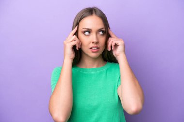 Mor arka planda soyutlanmış beyaz bir kadın. Şüpheleri ve düşünceleri var.