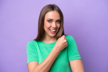 Mor arka planda izole edilmiş beyaz bir kadın zaferi kutluyor.