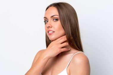 Beyaz arka planda soyutlanmış beyaz bir kadın. Portre