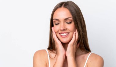 Beyaz arka planda soyutlanmış beyaz bir kadın. Portre