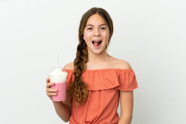 Beyaz arka planda yalıtılmış çilekli milkshake 'li beyaz bir kız.