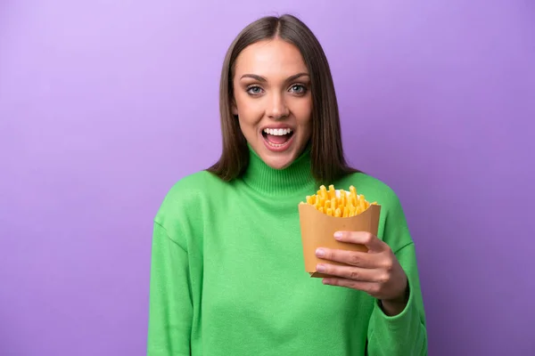 Junge Kaukasische Frau Mit Frittierten Chips Auf Violettem Hintergrund Und — Stockfoto