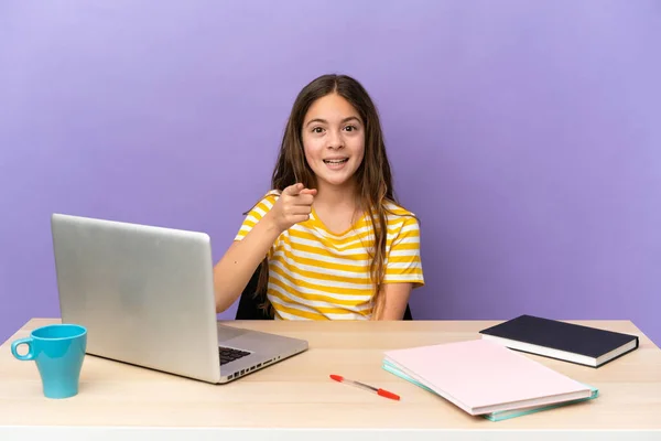 Menina Estudante Local Trabalho Com Laptop Isolado Fundo Roxo Surpreso — Fotografia de Stock