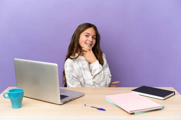 Menina Estudante Local Trabalho Com Laptop Isolado Fundo Roxo Feliz — Fotografia de Stock