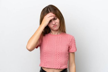 Beyaz arka planda başağrısı olan genç bir İngiliz kadın.