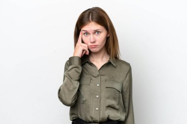 Genç İngiliz kadın beyaz arka planda izole edilmiş bir fikir düşünüyor.