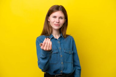 Sarı arka planda izole edilmiş genç bir İngiliz kadın bizi davet ediyor. Gelmene sevindim.