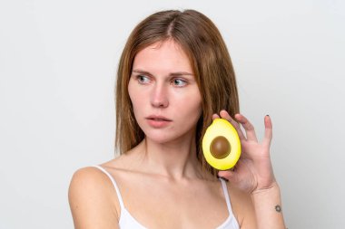 Avokado tutan genç bir İngiliz kadın. Portreyi kapat