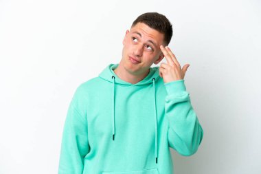 Genç Brezilyalı adam beyaz arka planda izole edilmiş ve intihar jesti yapmada sorun yaşıyor.