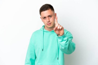 Beyaz arka planda izole edilmiş genç Brezilyalı adam ciddi bir ifadeye sahip birini sayıyor