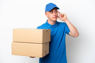 Genç teslimatçı Brezilyalı adam, beyaz geçmişi kuşkulu ve düşünceli olarak izole etti.