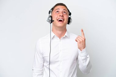 Tele pazarlamacı Brezilyalı bir adam beyaz arka planda izole edilmiş bir kulaklıkla çalışıyor.