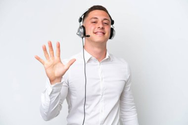 Tele pazarlamacı Brezilyalı beyaz arka planda izole edilmiş kulaklıkla çalışan beş parmaklı bir adam.