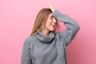 Pembe fırında izole edilmiş genç beyaz kadın bir şeyin farkına vardı ve çözüme niyetlendi.