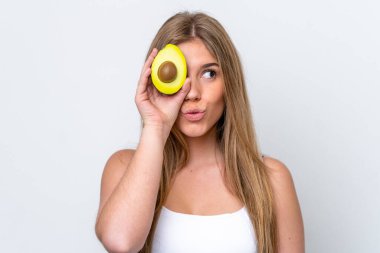 Beyaz arka planda avakado tutan beyaz bir kadın. Portreyi kapat