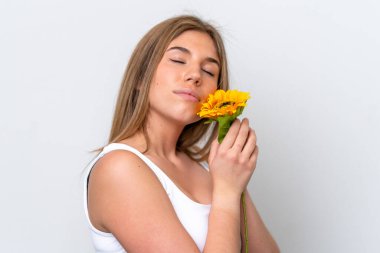 Beyaz arka planda izole edilmiş beyaz bir kadın elinde bir ayçiçeği tutuyor. Portreyi kapat