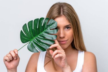 Beyaz arka planda, elinde palmiye yaprağı olan beyaz bir kadın. Portreyi kapat