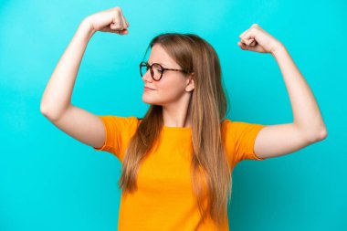 Mavi arka planda izole edilmiş beyaz bir kadın güçlü bir jest yapıyor.