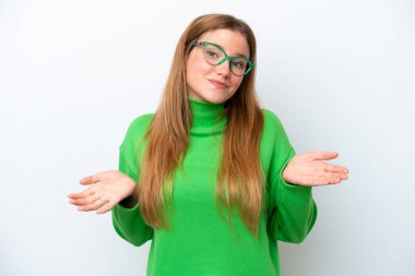 Beyaz arka planda izole edilmiş genç beyaz kadın mutlu ve gülümsüyor.