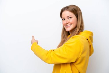 Beyaz arka planda izole edilmiş genç beyaz kadın