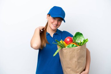 Genç teslimatçı kadın beyaz arka planda izole edilmiş bir paket yiyecek alıyor.