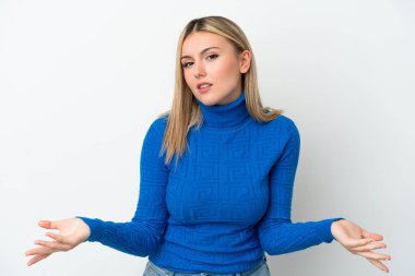 Beyaz arka planda izole edilmiş genç beyaz kadın şüpheleri var.