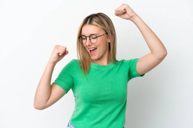 Beyaz arka planda izole edilmiş beyaz bir kadın zaferi kutluyor.