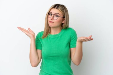 Beyaz arka planda izole edilmiş beyaz bir kadın şüpheli hareketler yapıyor.