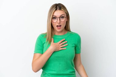 Beyaz arka planda izole genç beyaz kadın şaşırmış ve şok olmuştu.