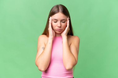 Genç, güzel, sarışın, soyutlanmış, baş ağrısı olan bir kadın.