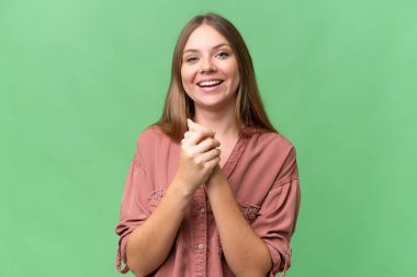 Genç, güzel, sarışın bir kadın izole edilmiş arka plan gülüyor.