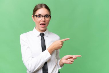 Tecrit edilmiş geçmişi olan beyaz bir kadın şaşırmış ve işaret ediyor.