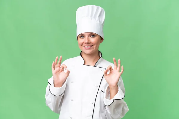 Jovem Chef Mulher Sobre Isolado Fundo Verde — Fotografia de Stock
