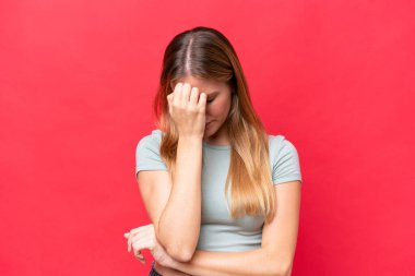 Kırmızı arka planda baş ağrısı olan güzel bir kadın.