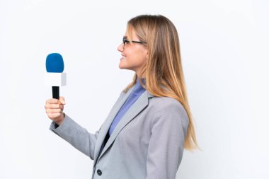 Genç TV sunucusu, beyaz arka planda mutlu bir ifadeyle izole edilmiş beyaz kadın.