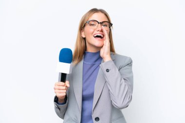 Genç TV sunucusu beyaz arka planda izole edilmiş beyaz kadın ağzı açık bağırıyor.