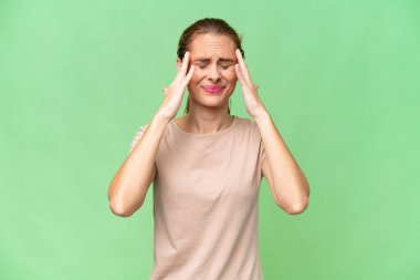 Kafkas kökenli genç bir kadın, izole edilmiş, baş ağrısı var.