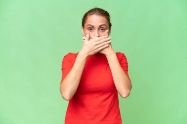 İzole bir geçmişi olan beyaz bir kadın elleriyle ağzını kapatıyor.