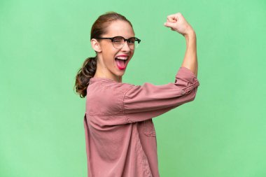 Tecrit edilmiş genç beyaz kadın güçlü bir jest yapıyor.