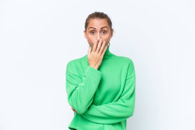 Beyaz arka planda izole genç beyaz kadın şaşırmış ve şok olmuştu.